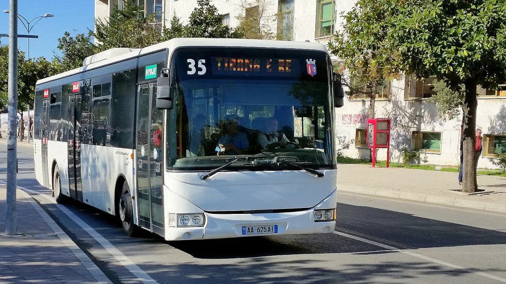 Pensionistët udhëtim falas në urbanët e Tiranës, Bashkia subvencionon biletat dhe abonetë